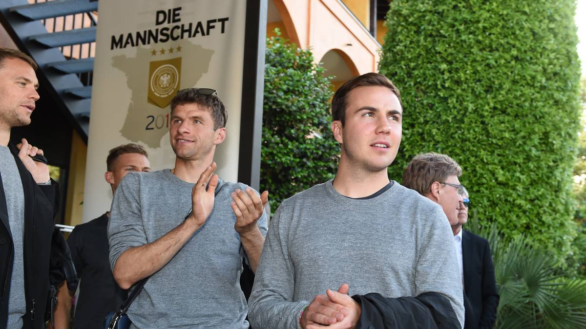 Mario Götze (r.) reist doch pünktlich mit dem Rest der Mannschaft an. Der Bayern-Spieler sollte  wegen seines Rippenbruchs zunächst einen Tag später kommen