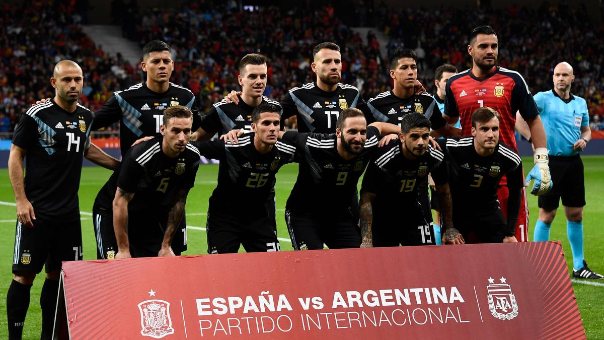 PLATZ 10 - ARGENTINIEN: Der Vize-Weltmeister ist gespickt mit Spielern von internationalem Spitzenformat, scheint aber doch von Lionel Messi abhängig zu sein. Die WM-Quali war bereits holprig. Beim 2:0 gegen kriselnde Italiener keimte Hoffnung auf, doch die Ernüchterung für die Albiceleste folgte bei der 1:6-Demontage gegen Spanien