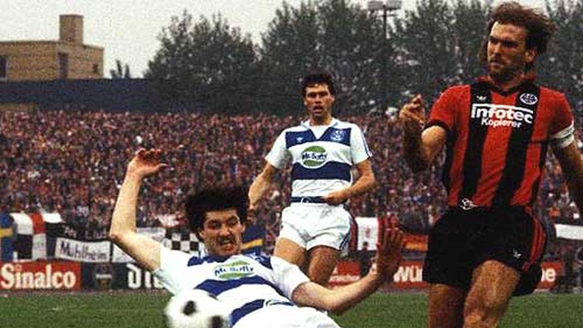 Zweitligist MSV Duisburg fordert Eintracht Frankfurt im Jahre 1984. Allerdings vergeblich. Die "Zebras" unterliegen den Hessen mit 0:5 und 1:1. Frank Hammerschlag grätscht gegen Frankfurts Ronald Borchers. Interessant auch der Duisburger Trikotsponsor "Mr. Softy"