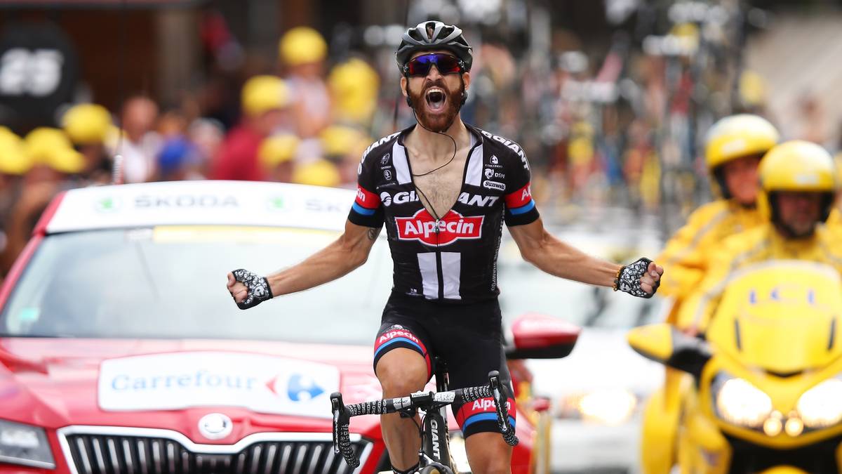 Der 22. Juli 2015 war sein großer Tag: Simon Geschke gewann als Solosieger die schwere 17. Etappe der Tour de France 2015. Meist nur als Helfer unterwegs, stand er an jenem Tag im Mittelpunkt. Nach seinem Sieg flossen Freudentränen. Vielleicht darf sich der prominenteste Bartträger im Radsport auch 2017 wieder als Etappenjäger versuchen