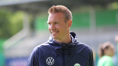 Tommy Stroot zeigt sich vom Verhalten des FC Bayern in Sachen WM-Abstellung irritiert. Der Wolfsburg-Trainer sieht kein Problem an dem vereinbarten Termin,