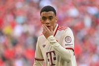 Jamal Musiala steht nicht auf der Shortlist mit den 30 Nominierten für den Ballon d'Or Ende Oktober. Der FC Bayern zeigt sich irritiert und überrascht. Manche Fans wittern sogar einen Skandal.