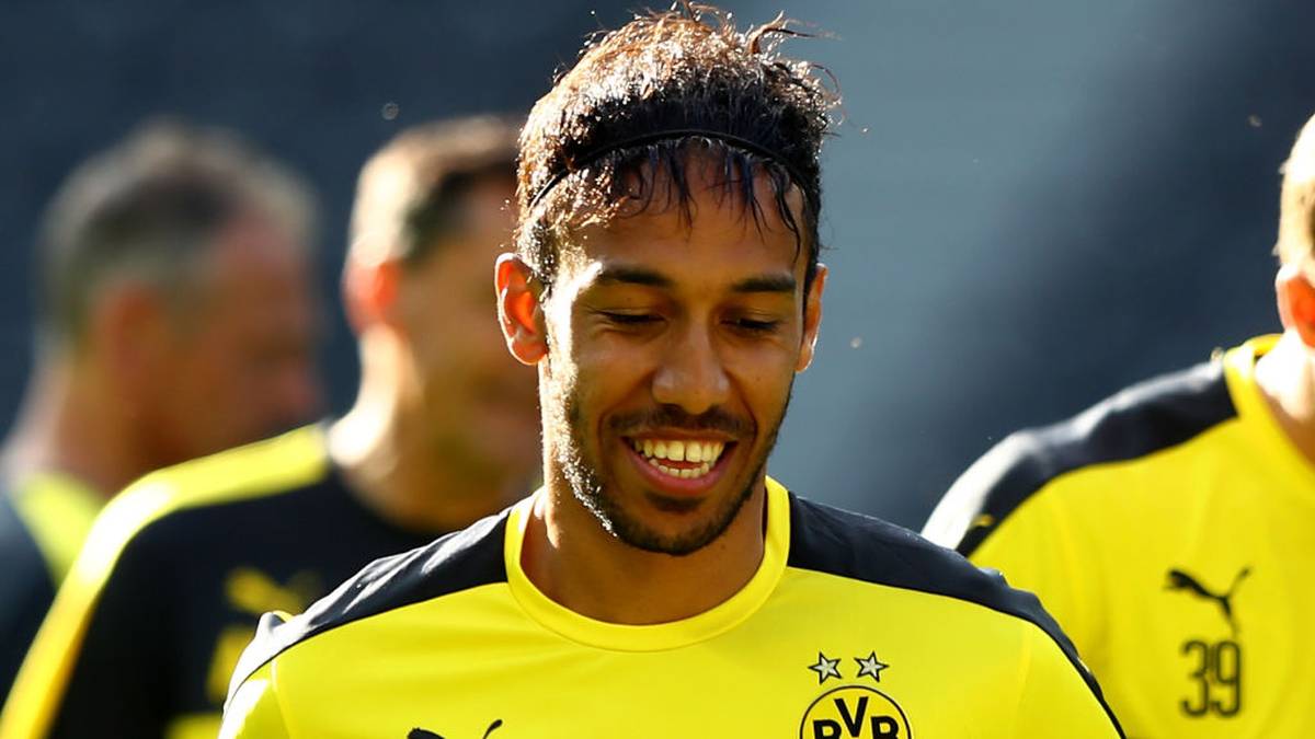 Der BVB wies die Spekulationen im Sommer zurück und bestritt Verhandlungen mit Tianjin. Der Klub aus der Super League soll laut "Bild" neben dem Jahresgehalt von 20 Mio. auch eine Ablöse von 70 Millionen Euro bei einem Winterwechsel geboten haben Der Stürmer fügte sich letztlich und blieb dem BVB zu Beginn der Saison 2017/18 treu