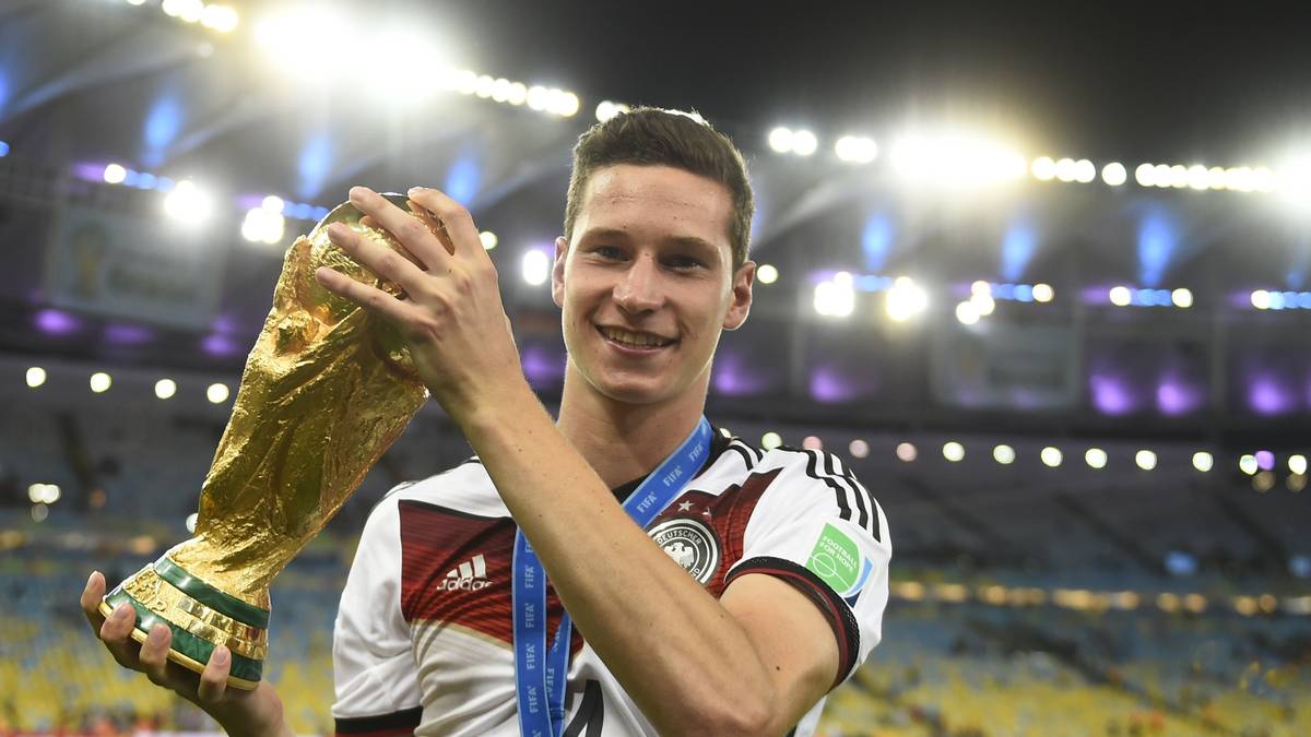 JULIAN DRAXLER:  Im Weltmeisterjahr kam der Mittelfeldspieler nur 15 Minuten gegen Brasilien zum Einsatz. Insgesamt verbucht er somit 58 Länderspiele. Weitere kommen in Katar durch seine Nicht-Nominierung nicht dazu.