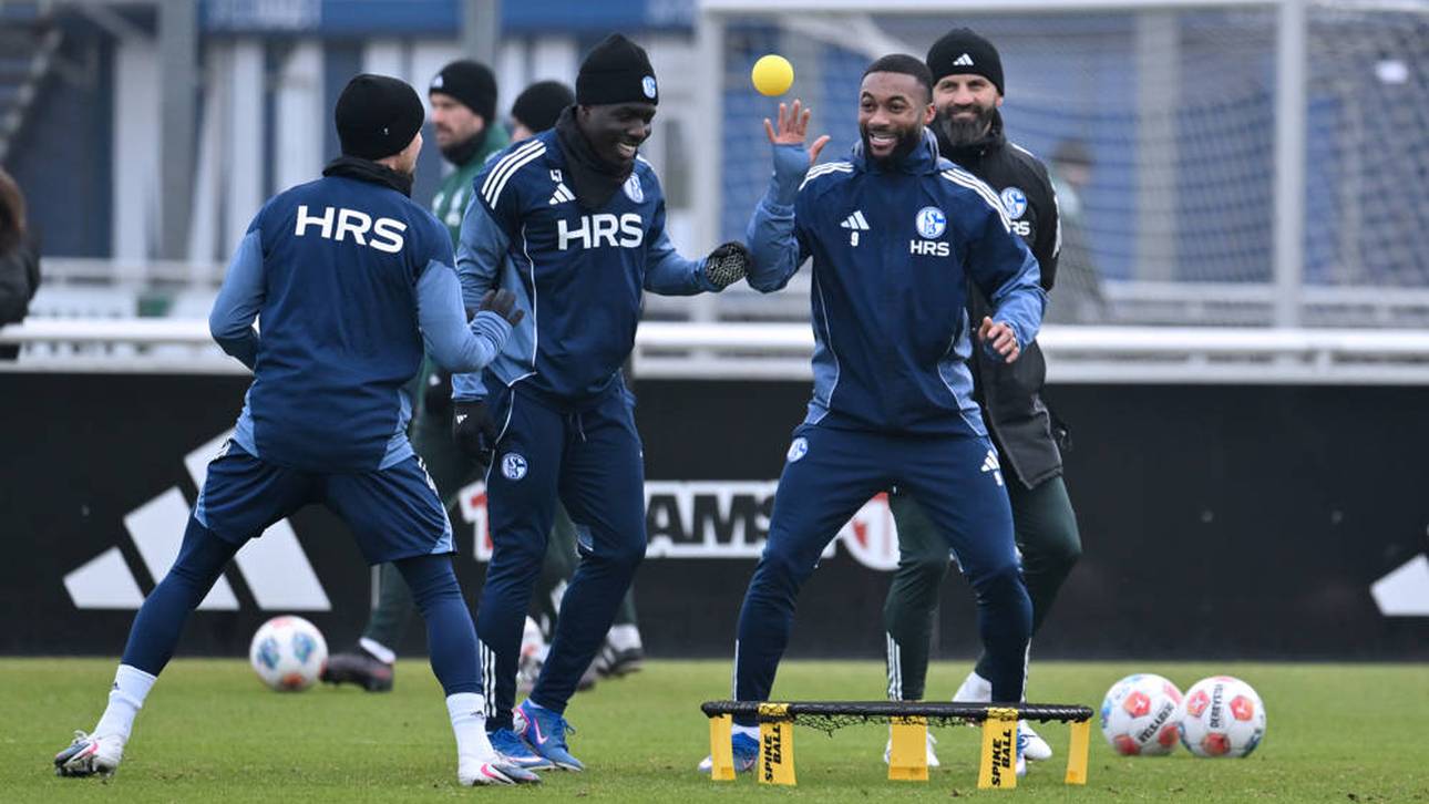 Gute Stimmung im Mannschaftstraining des FC Schalke 04. Moussa Sylla mit Teamkollegen Zaid Tchibara und Adil Aouchiche (v.re.) in Aktion