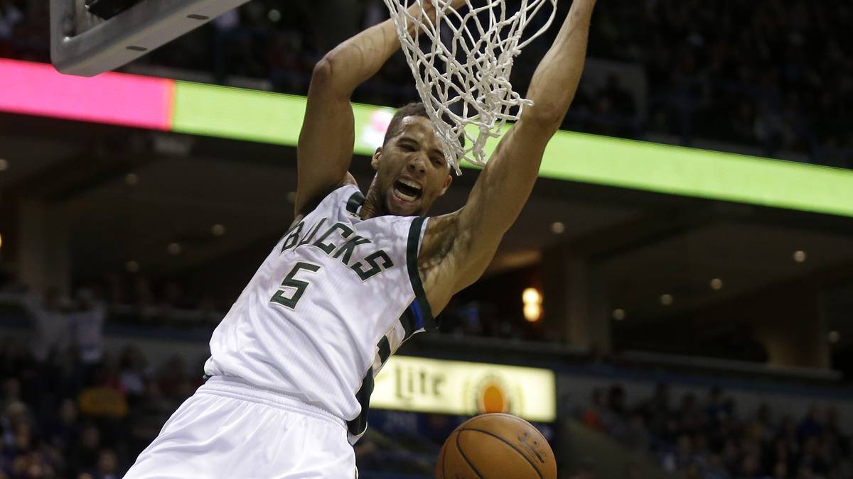 Da kann selbst Warriors-Star Steph Curry nichts ausrichten: Milwaukees Michael Carter-Williams stopft die Kugel mit Schmackes durch die Reuse