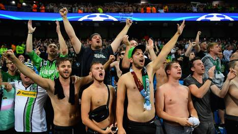 Die Fans von  Borussia Mönchengladbach feiern ihr Team nach der Absage in Manchester