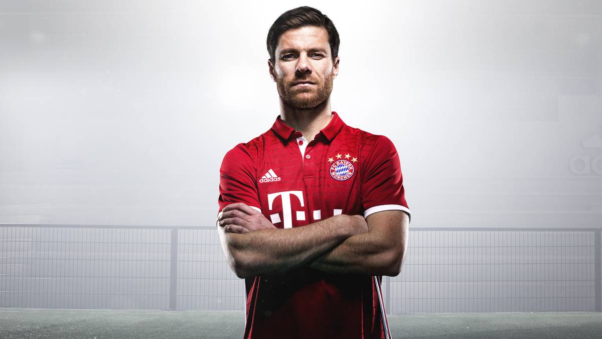 Zum ersten Mal wandern beim Trikot die Streifen des Ausrüsters von den Ärmeln an die Seite. Die weißen Applikationen an den Ärmeln und die weiße Hose komplettieren das Gesamtbild