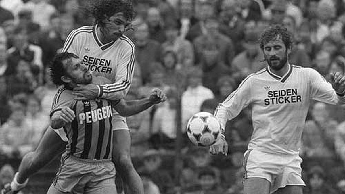 Ein Jahr später ist wieder der Zweitligist dran. Der 1. FC Saarbrücken befördert Arminia Bielefeld in die Zweitklassigkeit. Wolfgang Seel wird von Bielefelds Norbert Dronia in den Schwitzkasten genommen