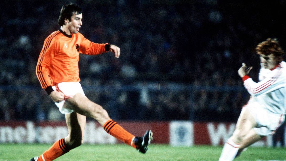 Stevens ist - passend zu seiner späteren Station - Sohn eines Grubenarbeiters, macht vor seiner Fußballkarriere eine Ausbildung zum Schlosser. Ein geerdeter Typ also, und ein erfolgreicher: Als Aktiver wird er dreimal niederländischer Meister mit Eindhoven, holt 1978 den UEFA-Cup