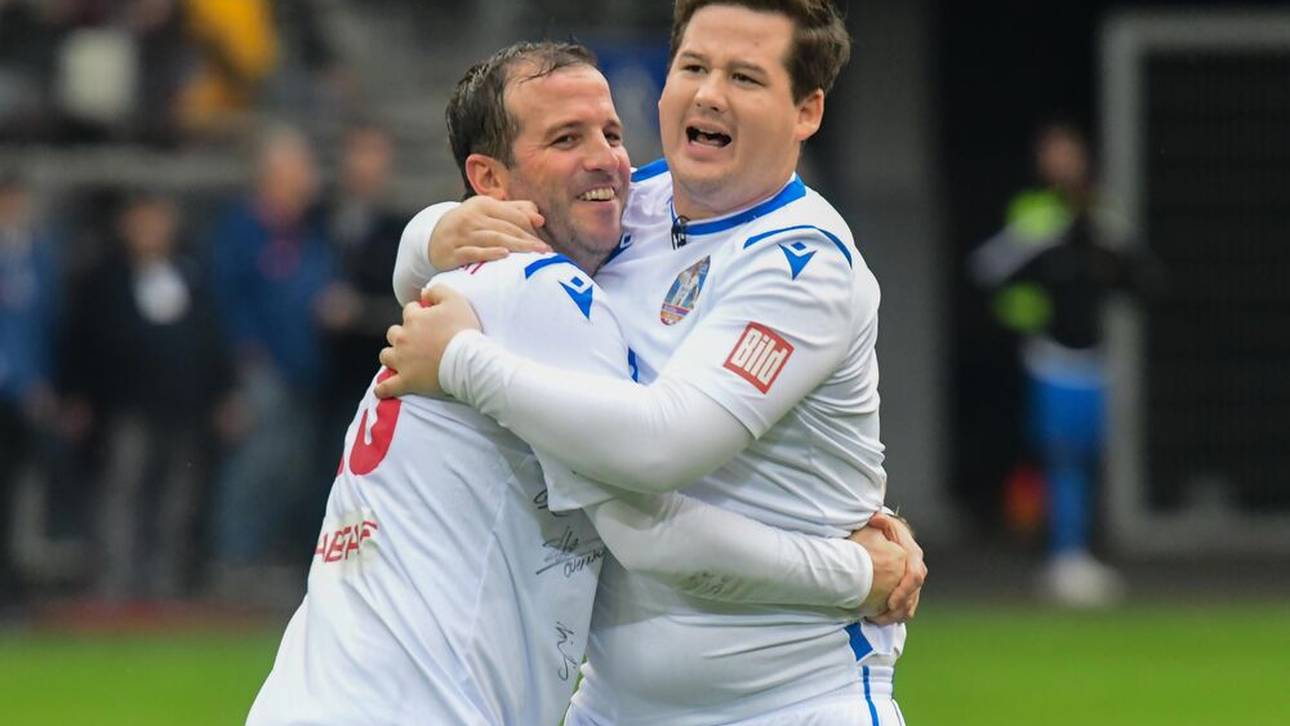 Chris Tall stand beim Abschiedsspiel mit Rafael van der Vaart auf dem Rasen