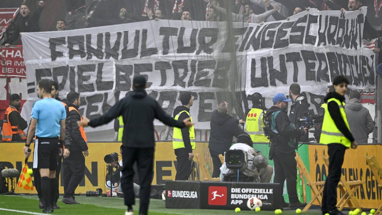 Freiburger Fans protestieren mit Tennisbällen