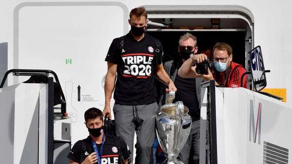 MUNICH, GERMANY - AUGUST 24: Manuel Neuer (C) of FC Bayern Muenchen carries the trophy as UEFA Champions League winners FC Bayern Munich arrive at Airport Munich on August 24, 2020 in Munich, Germany. (Photo by Philipp Guelland - Pool/Getty Images)