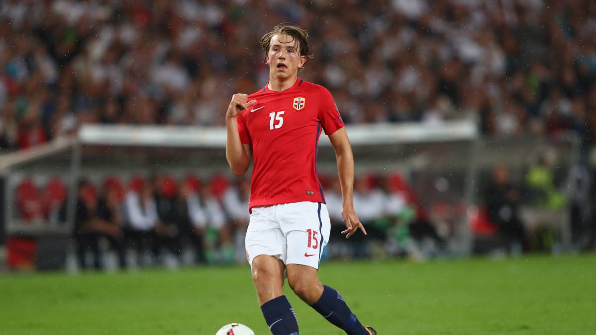 SANDER BERGE (NOR, 19 - KRC Genk): Der 1,93 Meter große Norweger kommt aus einer Basketballfamilie, zeigt aber dennoch  große Fähigkeiten mit dem Ball am Fuß. Seit 2017 läuft er in der belgischen Jupiler Pro League auf