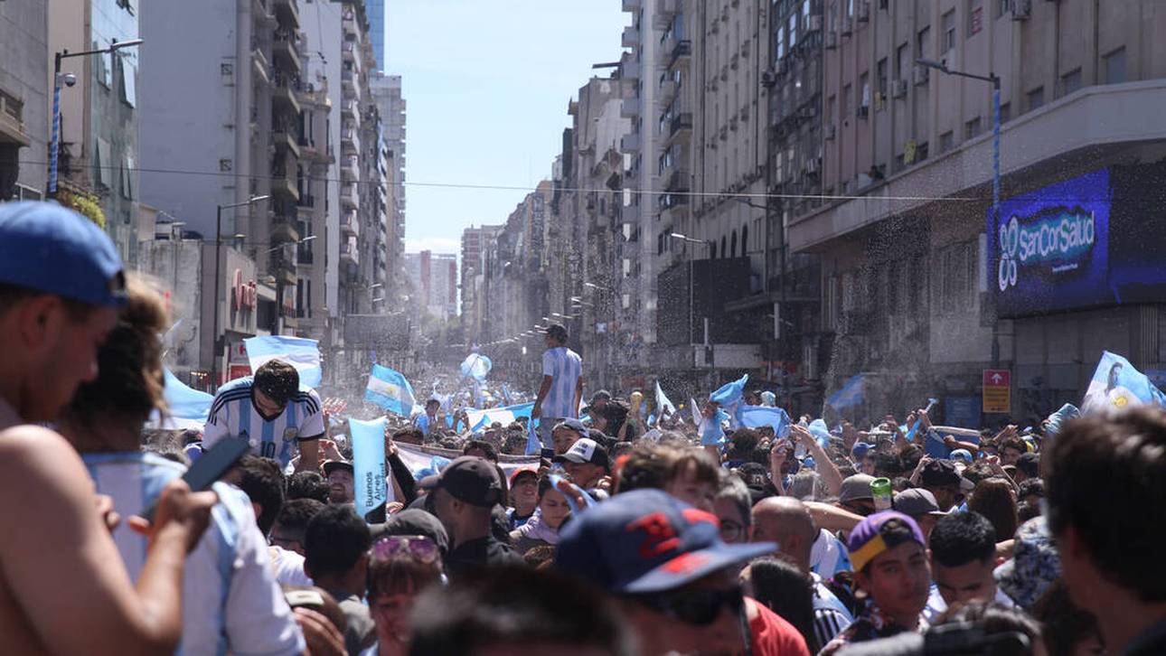 Wer gehen kann, ist auf der Straße und feiert
