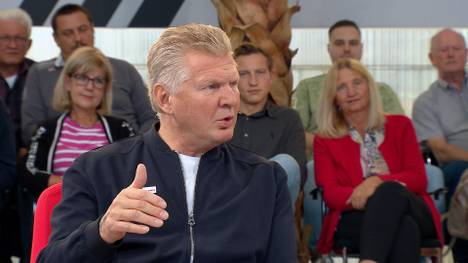 Vom FC Bayern gibt es in der Causa Mazraoui kaum öffentliche Äußerungen. Für Stefan Effenberg kann das aber auch nicht die Aufgabe von Trainer Thomas Tuchel sein.