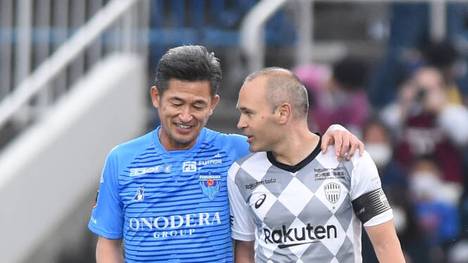 Kazuyoshi Miura (l., mit Andres Iniesta) hat erneut einen Vertrag bei Yokohama unterschrieben