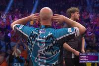 Rob Cross gewinnt in der zweiten Runde der DartsWorld Series gegen Kevin Doets im Decider mit 6:5. Der Engländer musste 4 Matchdarts zulassen und checkte mit dem Rücken zur Wand 161 Punkte zum Decider.