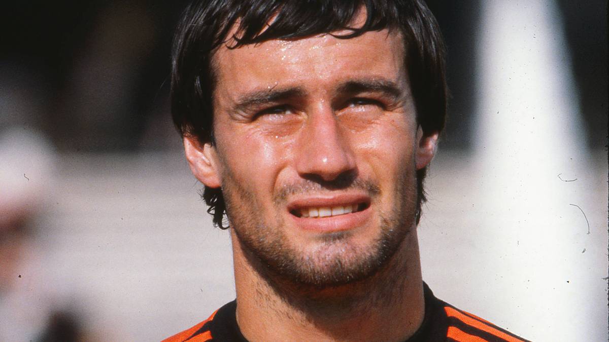 Ja, man kann ihn durchaus schon erkennen. Hubertus Jozef Margaretha Stevens, 26 Jahre alt, bei der EM 1980 im Trikot der Niederlande. Als Verteidiger bestritt er 18 Länderspiele für Oranje