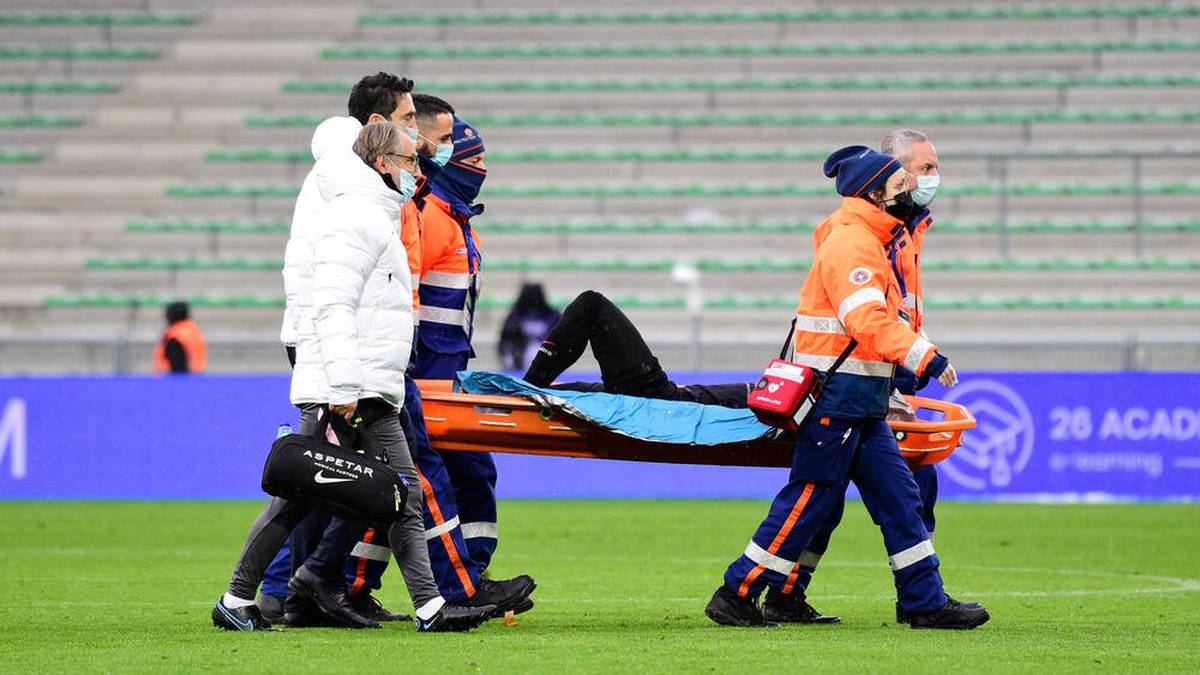 Neymar musste nach seiner Verletzung von Platz getragen werden 