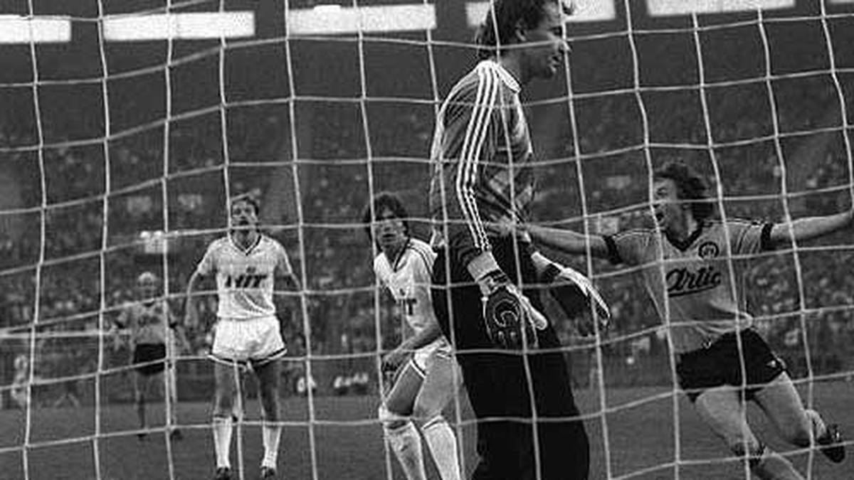 Dieses gewinnen die Schwarz-Gelben mit 8:0. Wegmann, dessen Wechsel zu Schalke 04 zu diesem Zeitpunkt schon fest steht, wird zum Helden