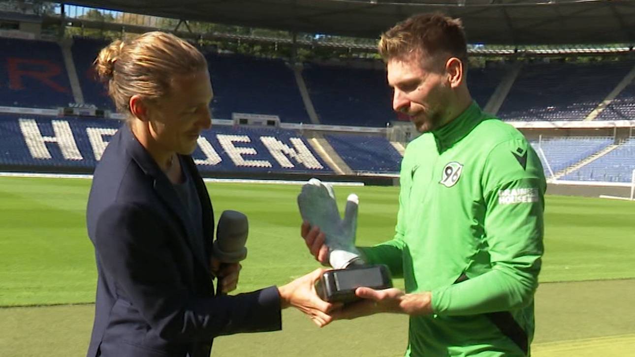 Ron-Robert Zieler nimmt den Weisse-Weste-Award dankend an