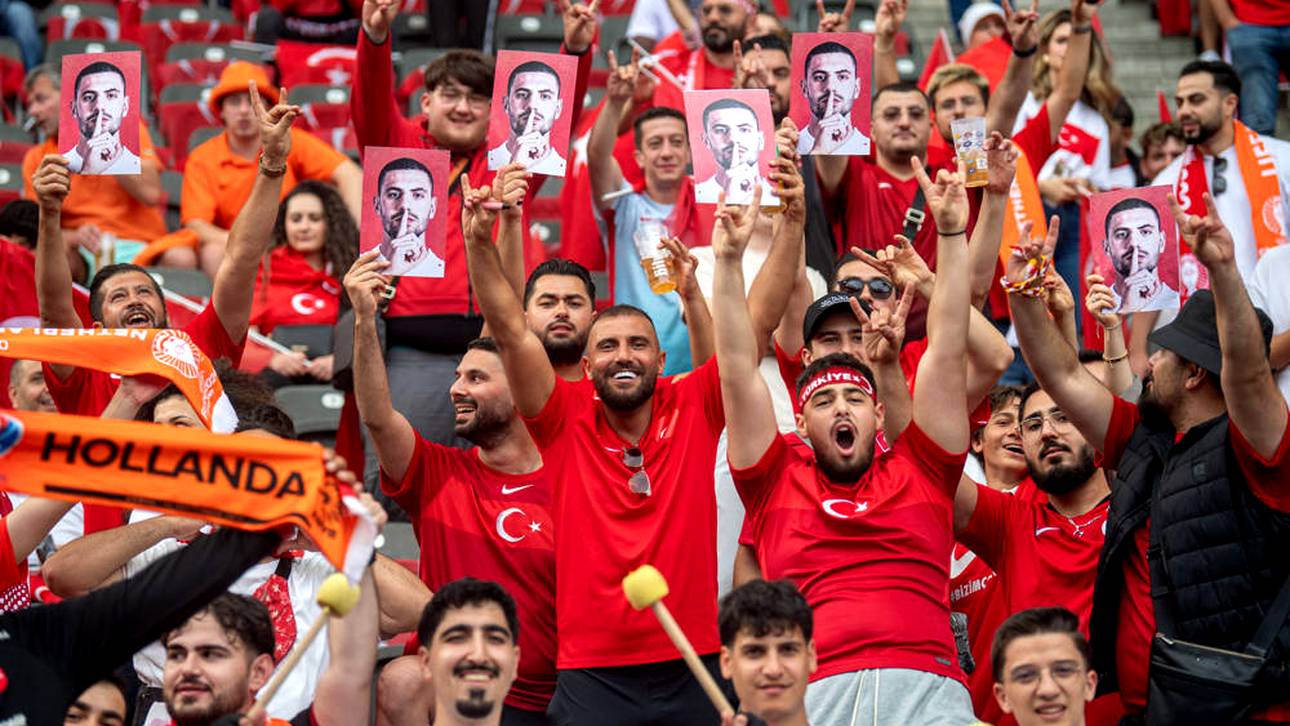 Wolfsgruß auch im Stadion omnipräsent