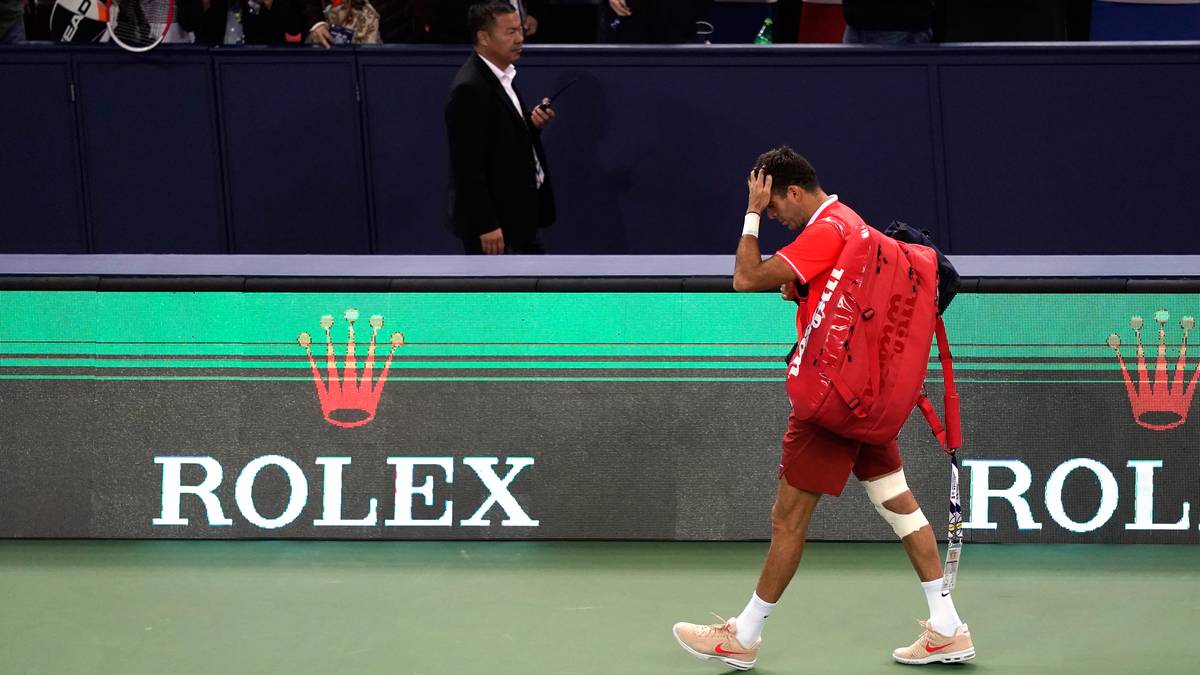 Doch wie so oft hat er die Rechnung erneut ohne seinen Körper gemacht. Im Oktober 2018 bricht sich del Potro in Shanghai zum ersten Mal die Kniescheibe. Nur acht Monate später folgt der zweite Bruch