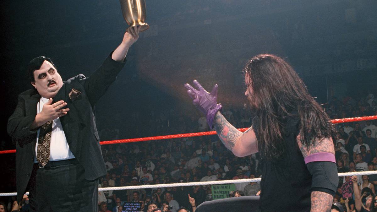 Gemeinsames Markenzeichen des Duos: Die Urne, die Bearer trug und aus der der Undertaker der Story nach seine übermenschliche Kraft schöpfte. William Moody, Darsteller des Bearer-Charakters, starb 2013 an einem Herzinfarkt