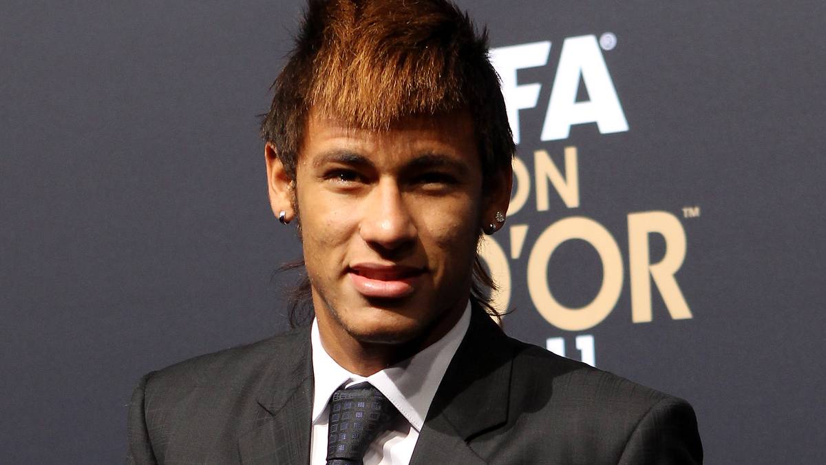 Mit einem eher eigenwilligen Haarschnitt taucht der Brasilianer im Januar 2012 zur Verleihung des Ballon d'Or auf