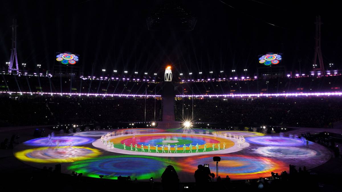 Wie erwartet geht es im Stadion ziemlich bunt zu