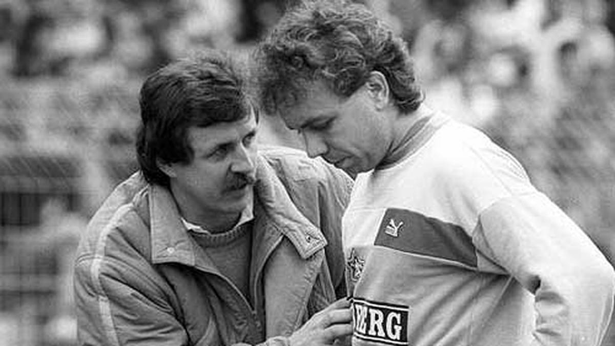 1987 muss der FC Homburg als Erstligist in die Relegation. Trainer Gerd Schwickert gibt Andrzej Buncol vor dessen Einwechslung letzte Tipps. Offenbar mit Erfolg. Die Saarländer gewinnen das Hinspiel gegen den FC St. Pauli mit 3:1 und können sich so im Rückspiel eine 1:2-Niederlage erlauben