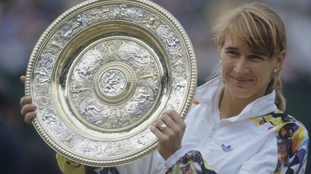 1993 DAS COMEBACK: Aber 1993 kam die Deutsche zurück. Mit ihren Triumphen in Paris, Wimbledon und New York eroberte sie die Nummer eins der Welt zurück. Zwar war der Erfolg von dem Attentat auf Seles überschattet, doch hatte Graf bereits in den fünf Matches gegen die Weltranglistenerste Seles drei Mal triumphiert