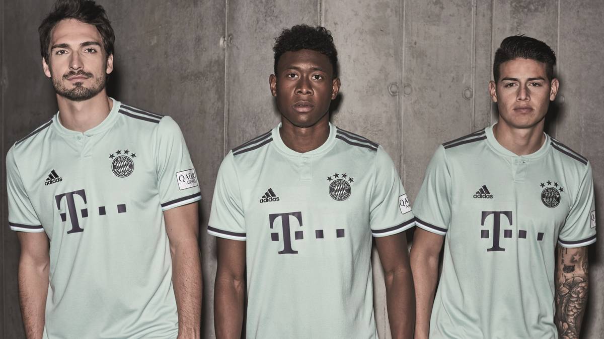 In Sachen Auswärtstrikot müssen sich die Bayern-Fans auf einen neuen Look einstellen: Die Farben der Wahl sind in der neuen Saison mintgrün und marineblau
