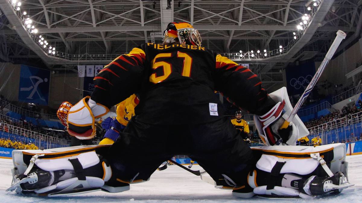 TIMO PIELMEIER (28, ERC Ingolstadt): Der 28-Jährige spielte in der Saison 2009/10 beim Farmteam der Anaheim Ducks. Sein Debüt in der Nationalmannschaft gab er im Dezember 2013. Nach sechs Jahren in den USA kehrte Pielmeier 2012 nach Deutschland zurück