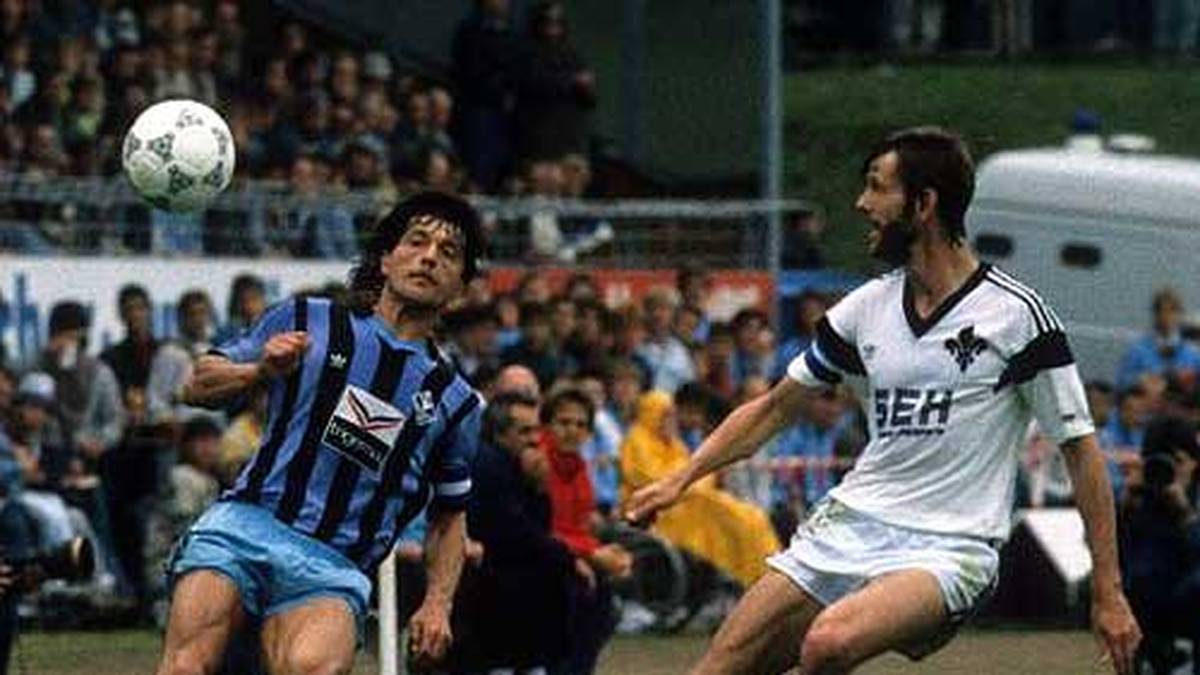 Zweitligist SV Darmstadt 98 gewinnt 1988 das Hinspiel gegen Waldhof Mannheim mit 3:2. Doch die "Lilien" mit Oliver Posniak (r.) verlieren das Rückspiel gegen Karl-Heinz Bührer und Co. mit 1:2. Es kommt zum Entscheidungsspiel, das die Kurpfälzer im Elfmeterschießen für sich entscheiden