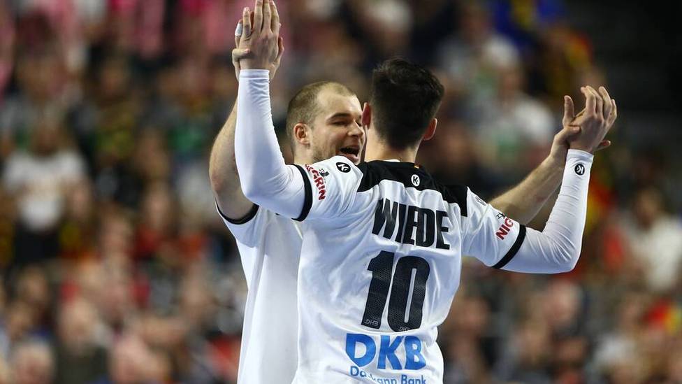 Paul Drux (l.) und Fabian Wiede reisen zur Handball-EM nach