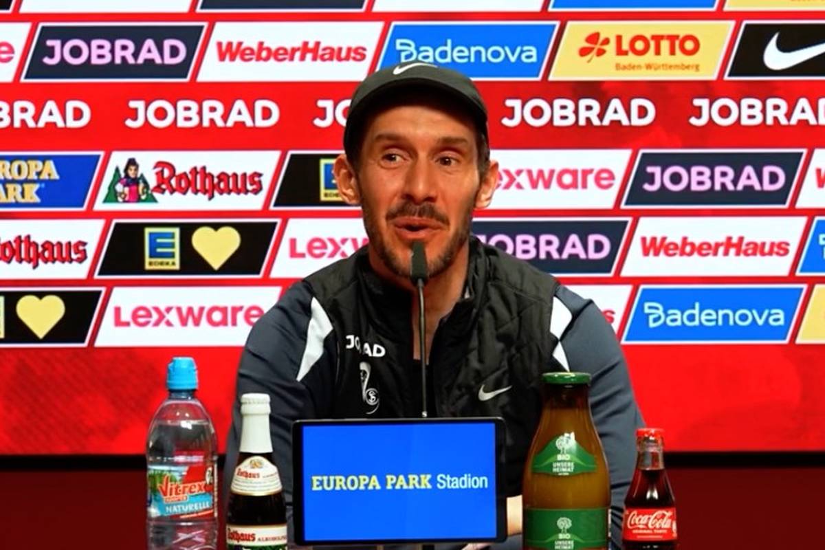 Hier wird ein Bundesliga-Trainer plötzlich zum "strengen Lehrer"