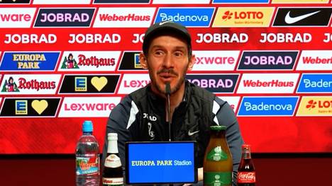 Auf die Frage, welche Schulnote Julian Schuster der Freiburger Mannschaft bisher geben würde, kommt der Trainer ins Grübeln und zieht ein Zwischenfazit vor dem Saisonendspurt.
