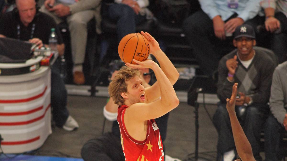 Die Coaches nominieren ihn 2012 zum elften Mal in Serie, eine sensationelle Bilanz für den Deutschen Oldie. Im Rentnerparadies Orlando fühlt sich Dirk pudelwohl und liefert in knapp 14 Minuten sieben Punkte, vier Rebounds und einen Assist ab.