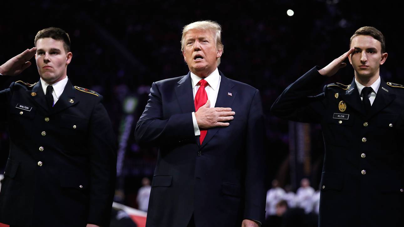 Trump blamiert sich bei US-Hymne