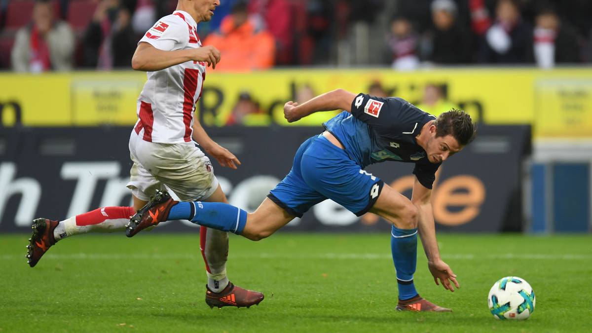 Pawel Olkowski kann Mark Uth nicht halten, nachdem der Hoffenheimer Timo Horn ausgespielt hat. Der Pole weiß sich nur mit einem Foul zu helfen...