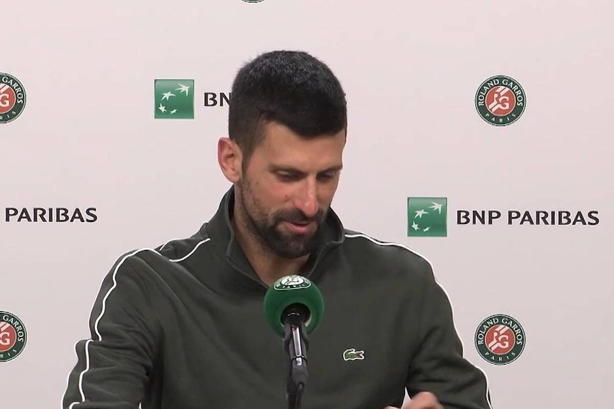 Novak Djokovic setzt sich in der ersten Runde der French Open souverän durch. Seine Rückkehr nach Roland Garros gestaltet sich zuvor emotional.