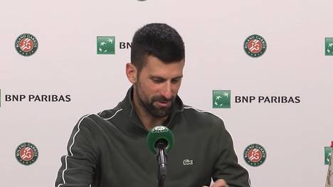 Novak Djokovic setzt sich in der ersten Runde der French Open souverän durch. Seine Rückkehr nach Roland Garros gestaltet sich zuvor emotional.