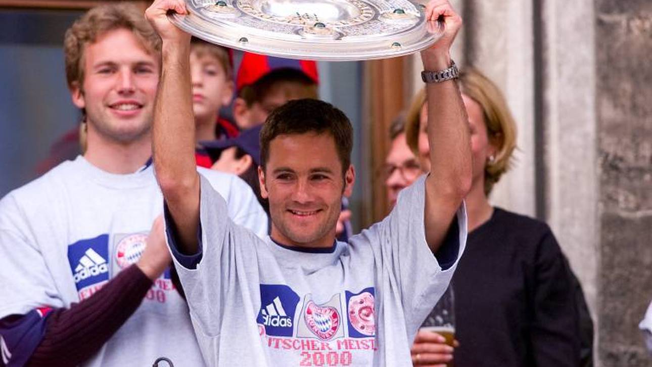 Michael Wiesinger (li, Torwart Stefan Wessels) jubelt mit der Meisterschale auf dem Rathausbalkon