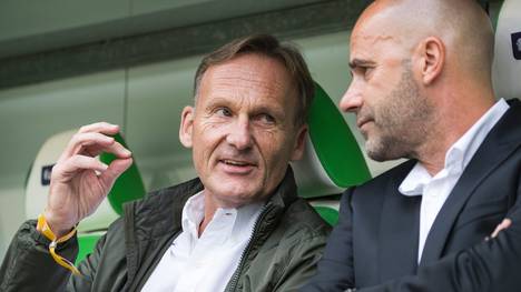 Hans-Joachim Watzke (l. ) findet lobende Worte für Peter Bosz