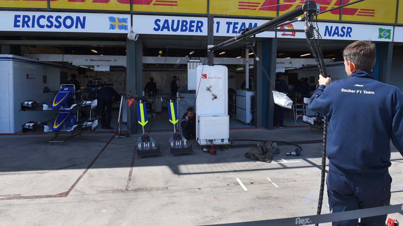 Die Boxenausfahrt von Sauber in Melbourne