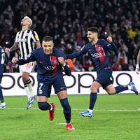 Paris Saint-Germain rettet dank eines späten, umstrittenen Elfmeters ein Remis gegen Newcastle. Ein Ex-BVB-Star kritisiert die Entscheidung.