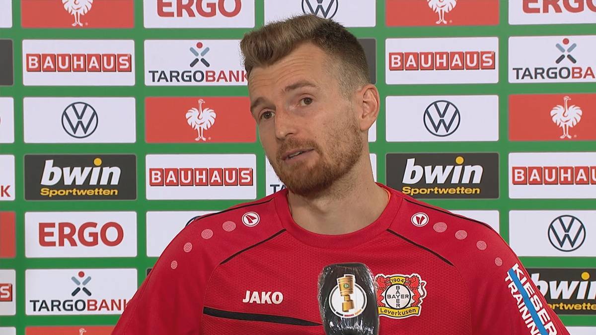 Bayer Leverkusen verliert das Finale des DFB-Pokals gegen den FC Bayern mit 2:4. Bayer-Keeper Lukas Hradecky nimmt Stellung zu seinem folgenschweren Patzer.