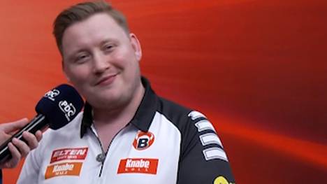 Martin Schindler steht im Viertelfinale des European Darts Grand Prix. Die deutsche Nummer eins besiegt Jonny Clayton deutlich mit 6:1.
